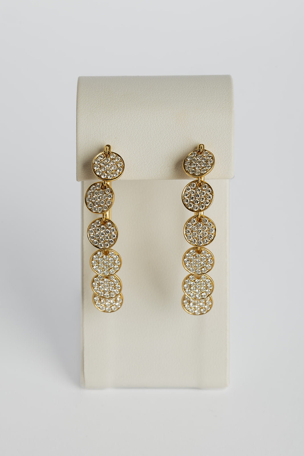 Arete Arracada Con Circulos de Diamantes