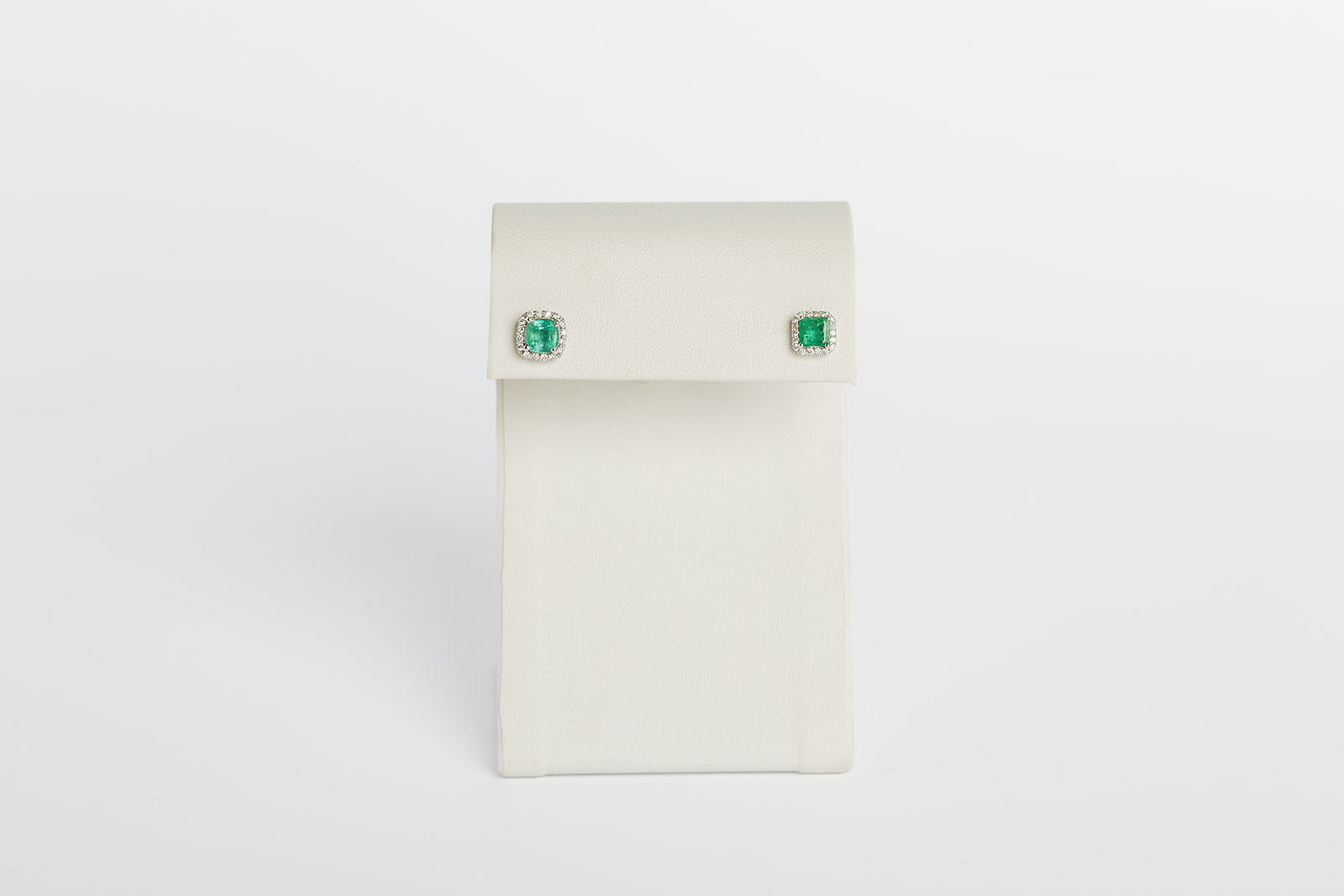 Arete Stud Esmeraldas con Halo