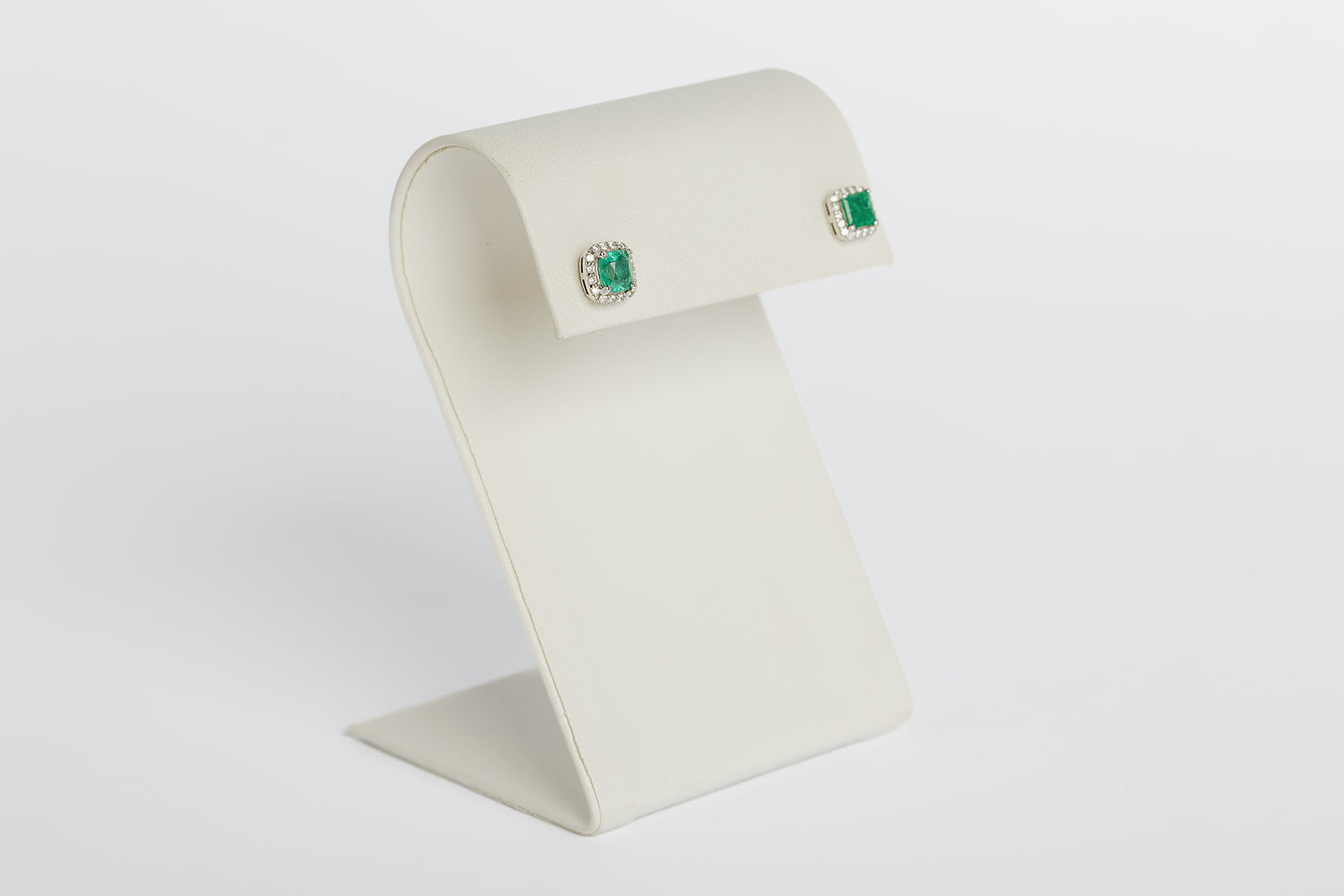 Arete Stud Esmeraldas con Halo