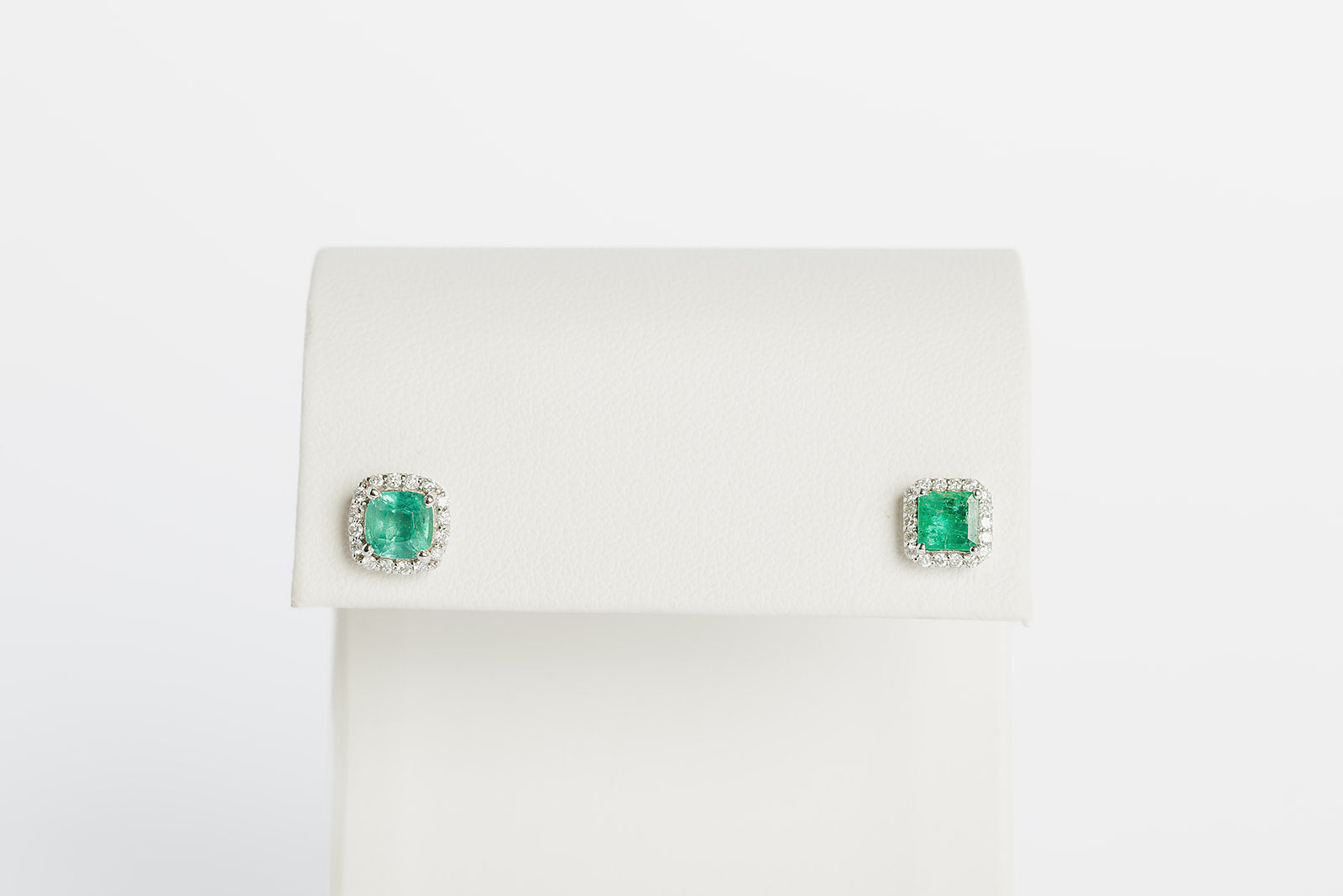 Arete Stud Esmeraldas con Halo