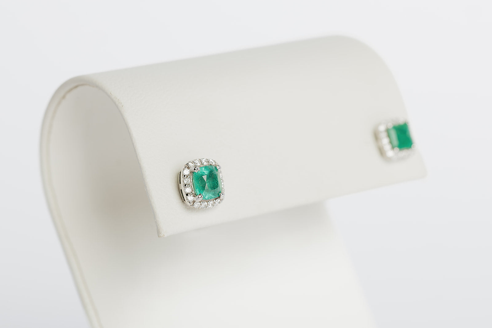 Arete Stud Esmeraldas con Halo