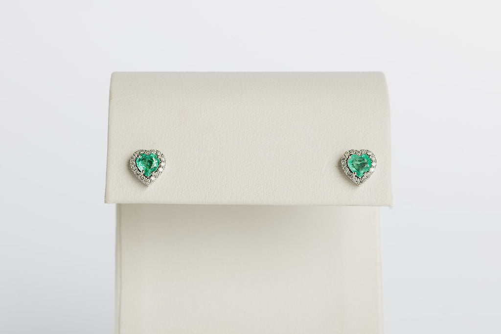 Arete Stud Corazon Esmeraldas con Halo