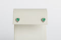 Arete Stud Corazon Esmeraldas con Halo