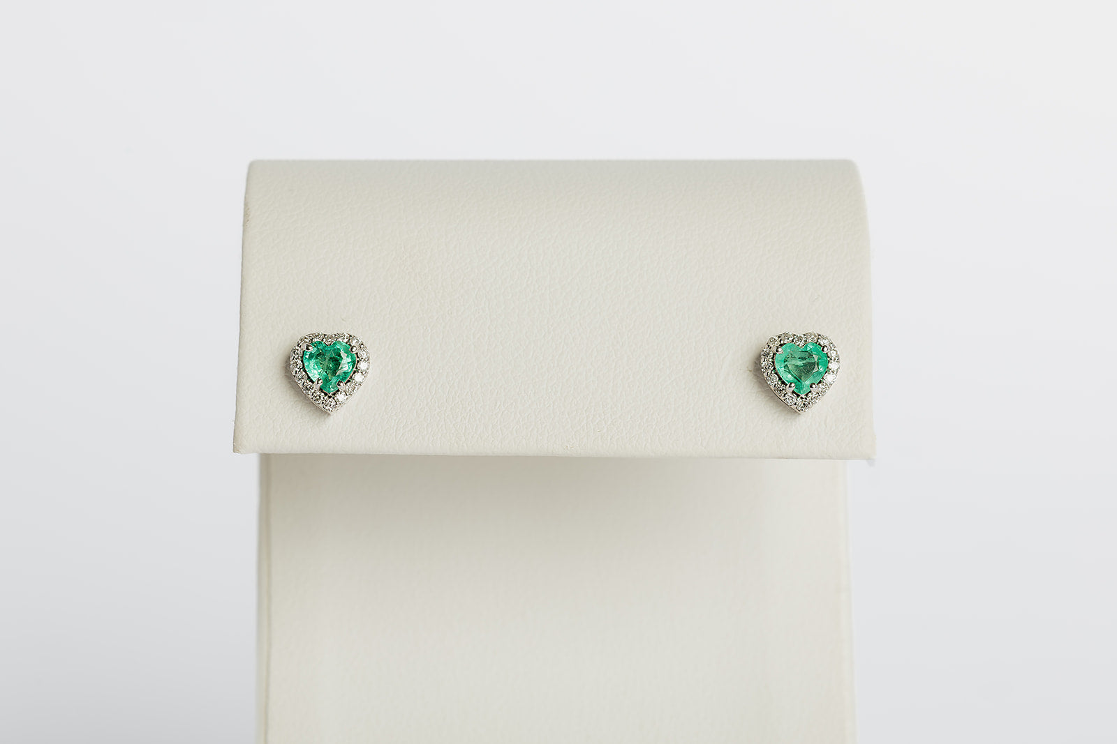 Arete Stud Corazon Esmeraldas con Halo
