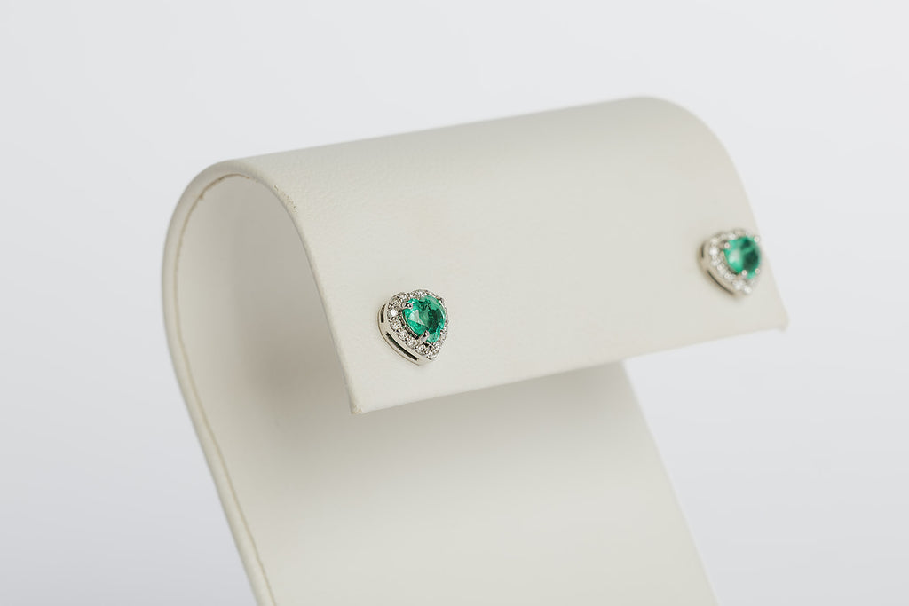 Arete Stud Corazon Esmeraldas con Halo