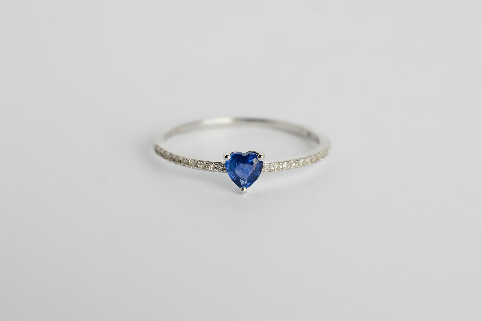 Anillo Zafiro Corazon y Diamantes
