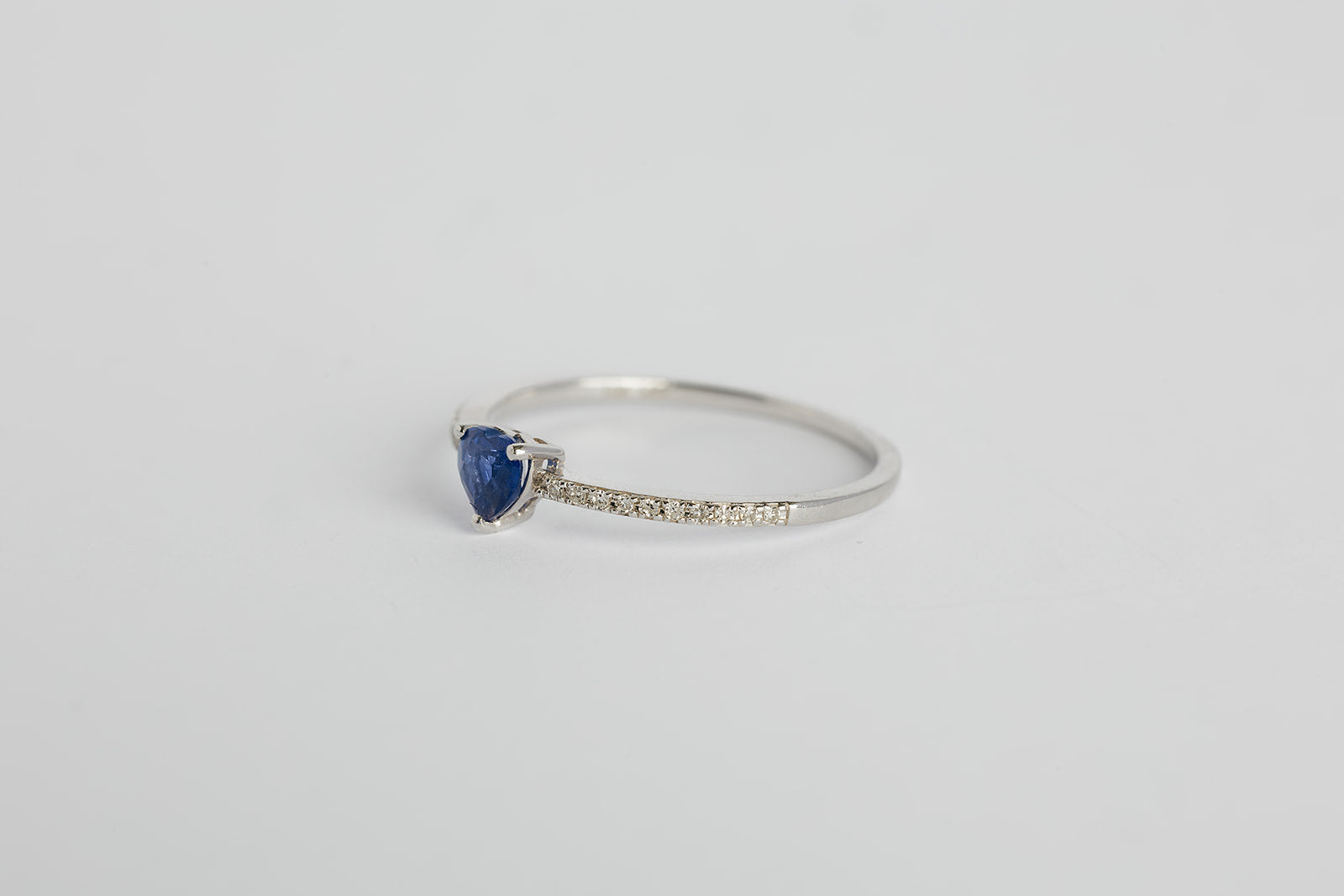Anillo Zafiro Corazon y Diamantes