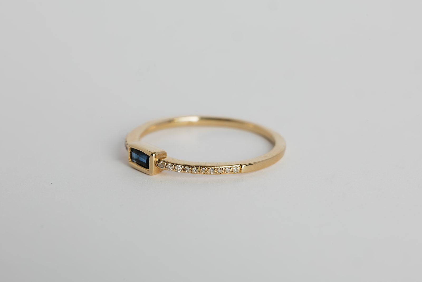 Anillo Zafiro Baguette Bisel