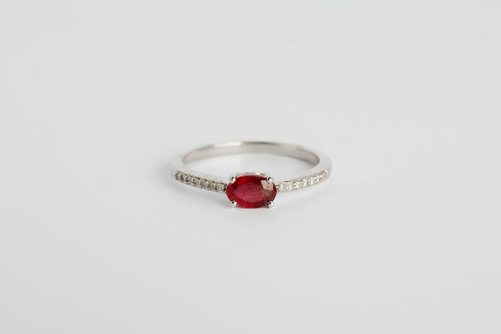 Anillo Rubi Ovalo y Diamantes