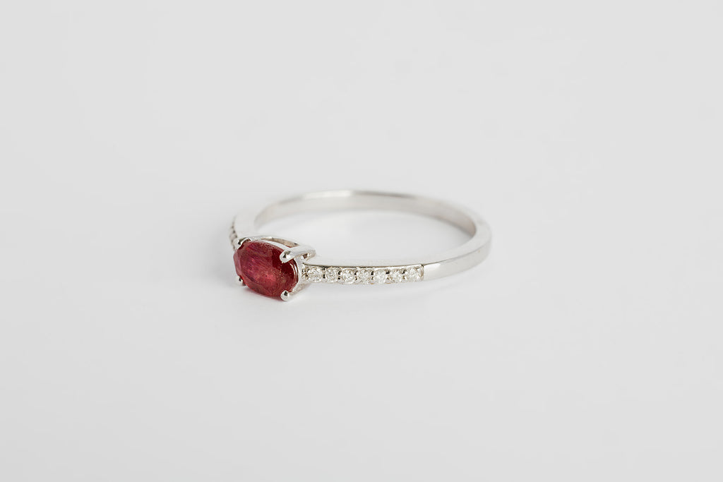Anillo Rubi Ovalo y Diamantes