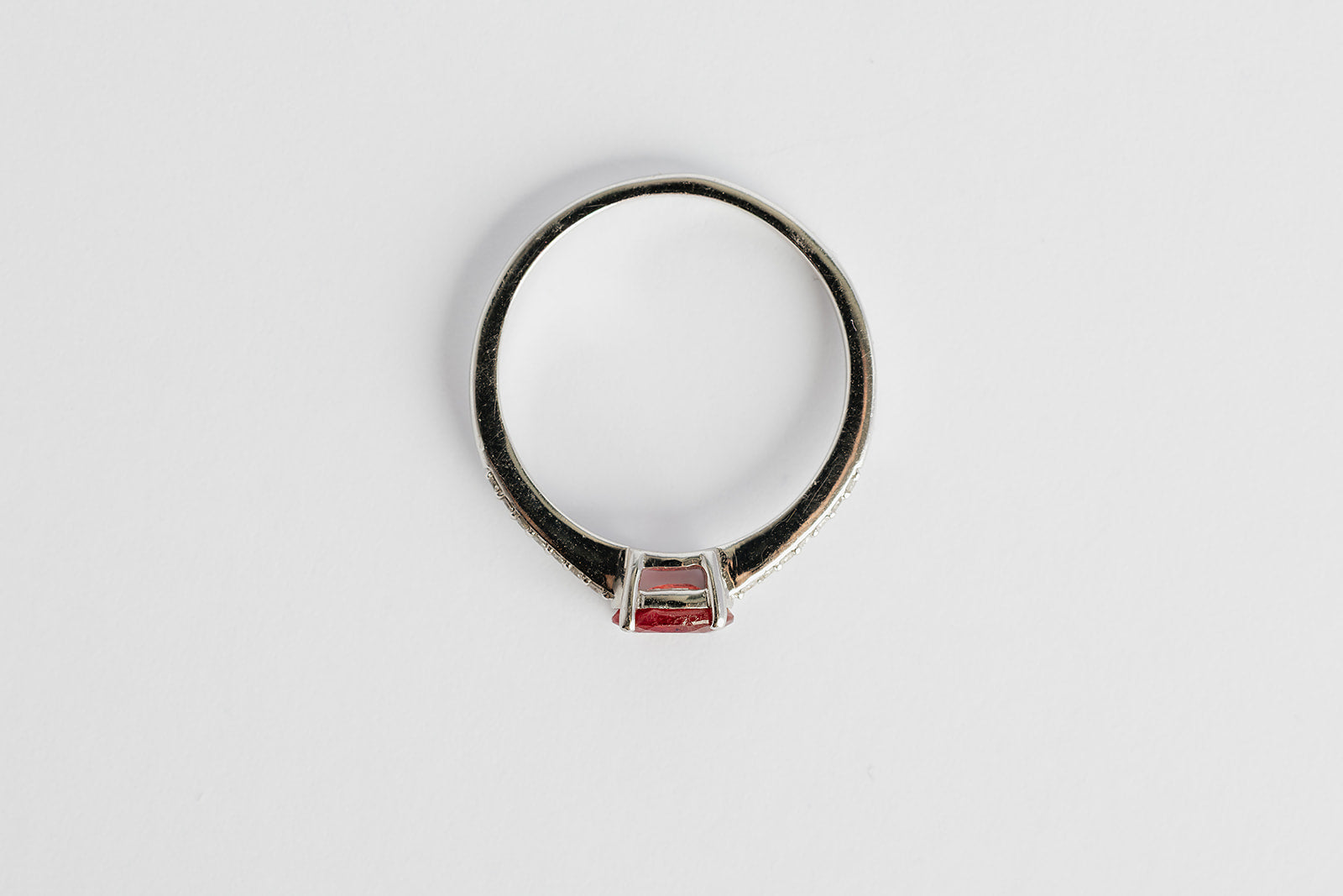 Anillo Rubi Ovalo y Diamantes