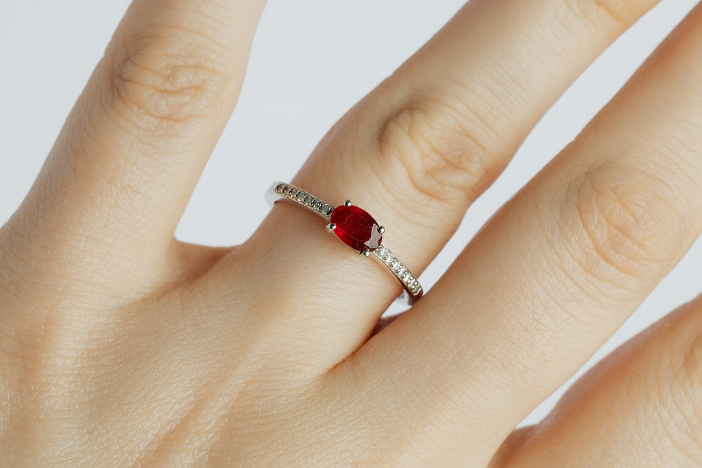 Anillo Rubi Ovalo y Diamantes
