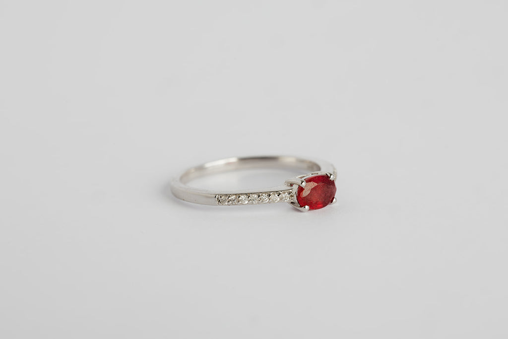 Anillo Rubi Ovalo y Diamantes