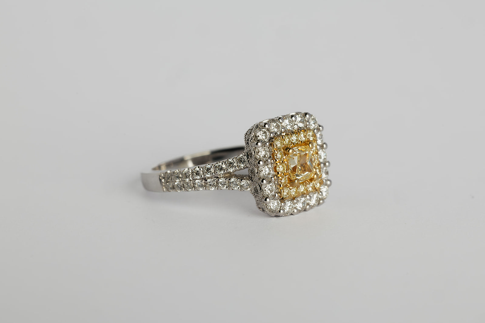 Anillo Diamante Amarillo Halo