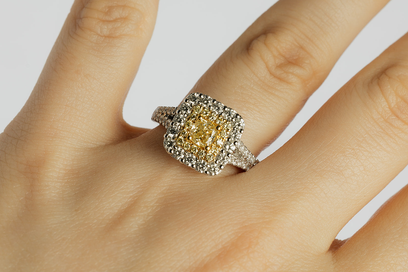 Anillo Diamante Amarillo Halo