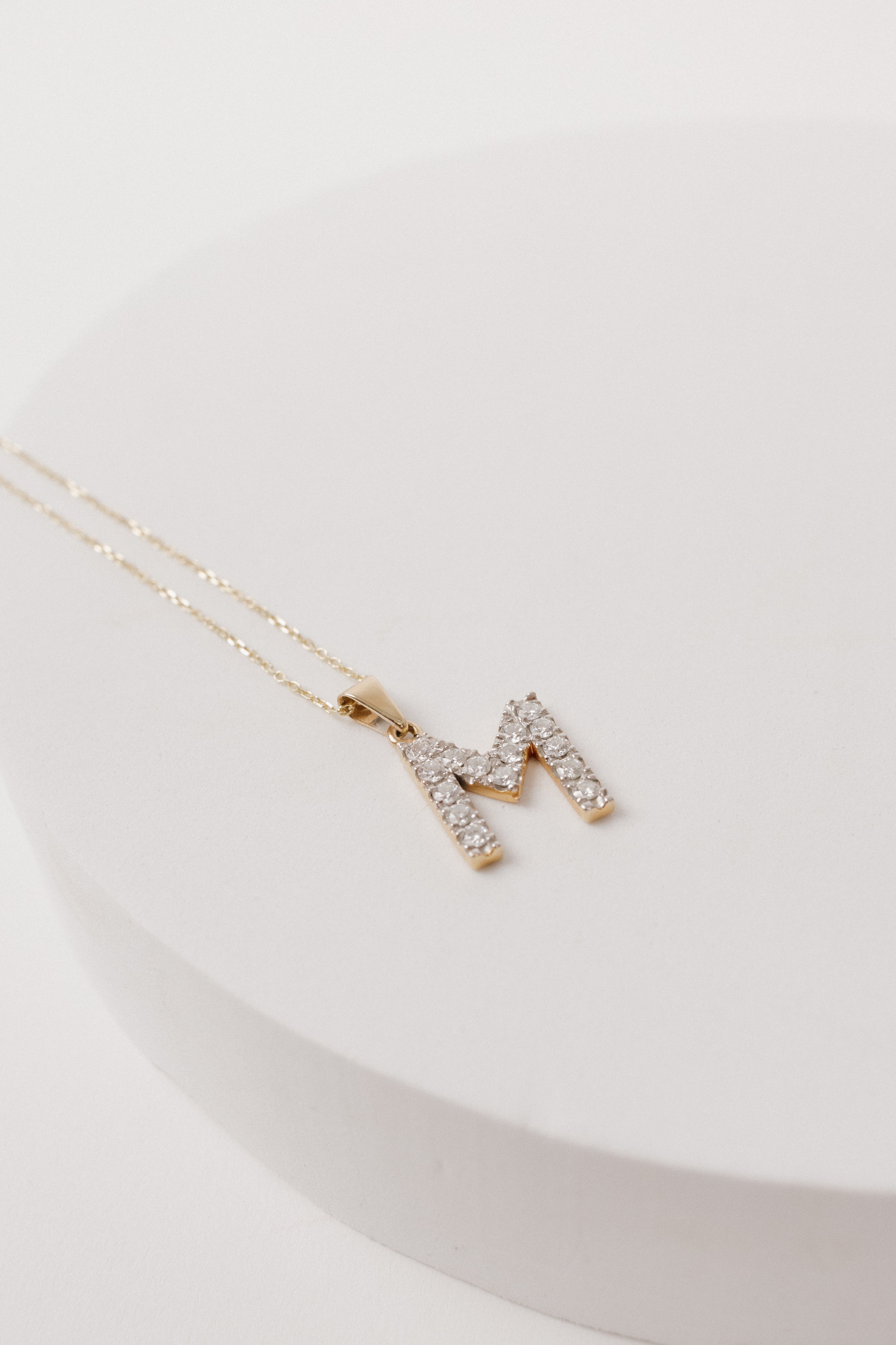 Collar Inicial Molde con Diamantes