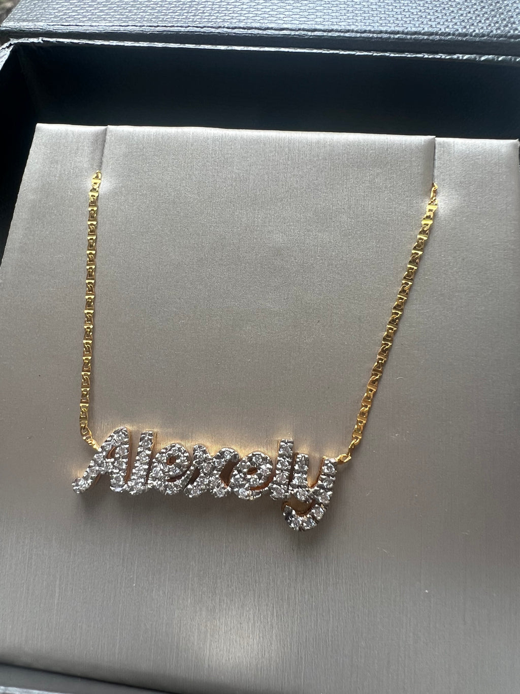 Collar Nombre con Diamantes
